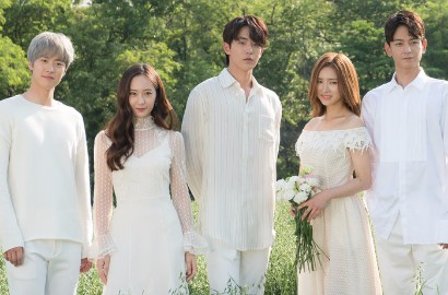 Krystal dan Shin Se Kyung Adu Cantik di BTS Poster 'Bride of the Water God'