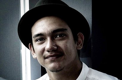 Lusuh Jadi Sarwono di 'Hujan Bulan Juni', Adipati Dolken Tetap Dipuji Ganteng