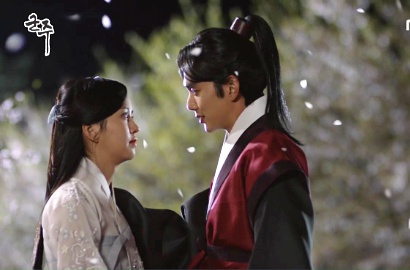 Bingung Saat Dicium Yoo Seung Ho di BTS 'Ruler', Kim So Hyun Malah Cekikikan