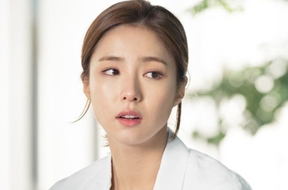 Pakai Jas Merah Muda, Shin Se Kyung Memesona Jadi Psikiater di 'Bride of Water God'
