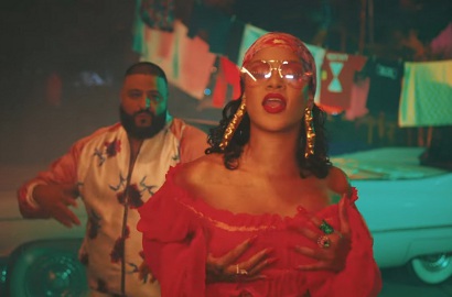 Bikin Berimajinasi Liar, Rihanna Menari Seksi di MV 'Wild Thoughts'