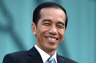 Viral di Medsos, Aksi Paspampres Halangi Warga Rangkul Jokowi Saat Foto Bersama