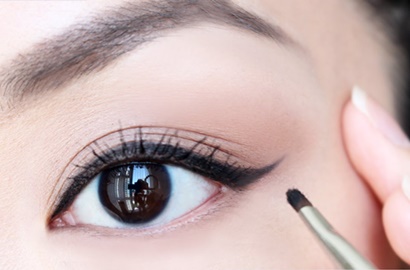 Berdasarkan Bentuk Mata, 6 Trik Bikin Eyeliner Ini Bisa Kamu Lakukan, Pas Buat yang Masih Pemula