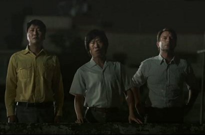 Bantu Wartawan Jerman, Song Kang Ho-Ryu Jun Yeol Terjebak Demo di Trailer 'Taxi Driver'