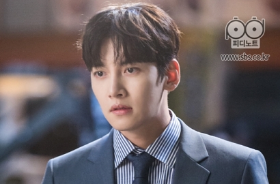Rekannya Ditusuk, Wajah Frustasi Ji Chang Wook di 'Suspicious Partner' Bikin Nyesek