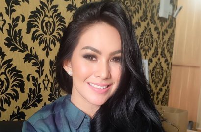 Foto Endorse Tuai Kontroversi, Kartika Putri Pakai Mukena Motif Salib?