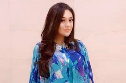 Celine Jalan Bareng Stefan Pakai Kaftan 'Ngepel' Lantai, Netter: Salah Kostum?