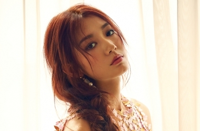 Pakai Dress Semi Transparan, Park Shin Hye Makin Berani Pamer Lekuk Tubuh Seksi