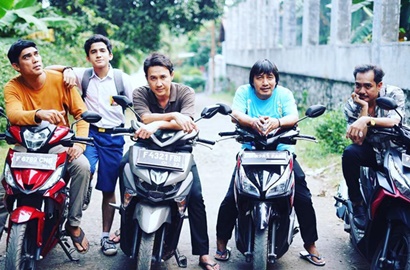 Unggah Pose Ganteng Ala Boyband, Aceng dan Akum Bakal Perang Caper di 'Dunia Terbalik'