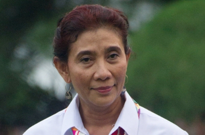 Selalu Sukses Tarik Perhatian Netizen, 6 Gaya Berpakaian Susi Pudjiastuti Sah-Sah Saja Kamu Tiru