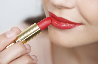 Berdasarkan Bentuk Bibir, Ini Lho Warna Lipstik yang Bikin Penampilanmu Semakin Memesona