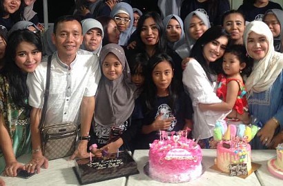 Pesta Disindir Sederhana dan Tanpa Teman Artis, Pose Ayah Ayu Ting Ting Bikin Salah Fokus