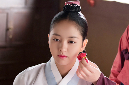 Keluar Malam Sambil Pakai Penutup di 'Ruler', Kim So Hyun Siap Kabur dari Istana?