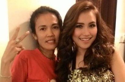 Pamer Rambut Semi Pirang, Asisten Ayu Ting Ting Diledek Bule Nyasar