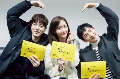 Yoona Senyum Manis Diapit Siwan-Hong Jong Hyun di Foto 'The King Loves'