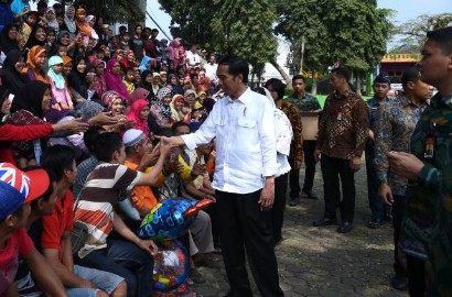 Berkesempatan Salaman, Warga Kaget Tangan Jokowi Tak Sewangi Artis