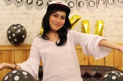 Bentuk Simbol Mirip, Ayu Ting Ting Plagiat Logo Tangan Fans Agnez Mo?