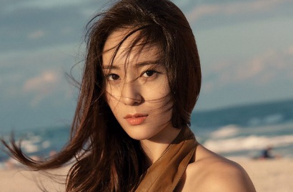 Krystal f(x) Pamer Punggung Mulus di Poster 'Bride of the Water God', Netter Heboh