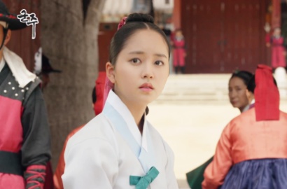 Adu Cantik Bareng Dayang dan Ibu Suri, Kim So Hyun Dipuji Paling Mempesona