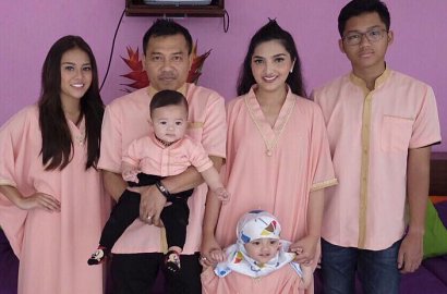 Aurel Lebaran Bareng Pacar, Pengasuh Arsy Ikut Foto Keluarga