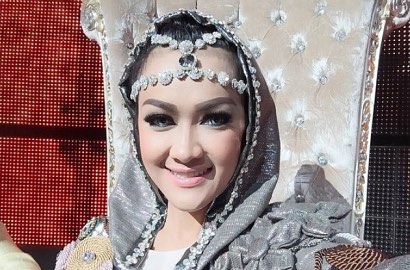 Ziarah di Lebaran Hari Kedua, Fans Mengaji di Makam Julia Perez