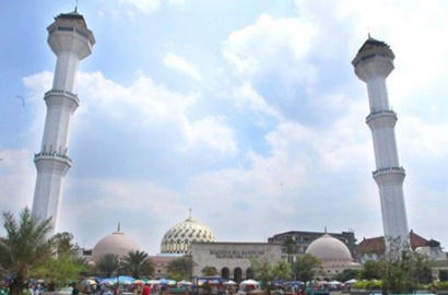 Hoax Menara Masjid Agung Bandung Roboh, Kepanikan Warga Sebabkan Dua Bocah Terluka