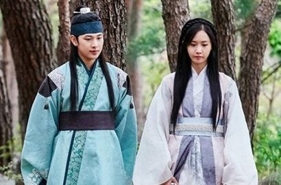Ditatap Intens Siwan, Yoona Justru Pasang Wajah Galak di 'The King Loves'