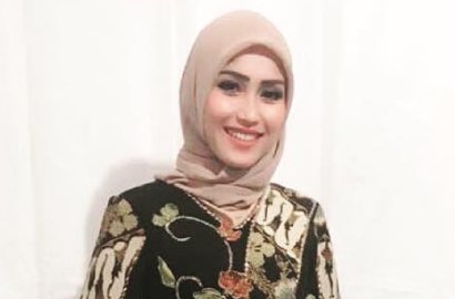 Foto Silahturahmi Dianggap 'Lecehkan' Karpet Sajadah, Ayu Ting Ting Dikecam Netter