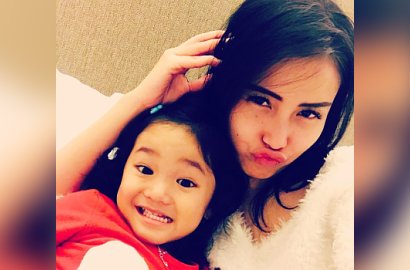 Ayu Ting Ting Bawa Beras dan Ketahuan Naik Pesawat Ekonomi ke New Zealand, Netter Ngakak