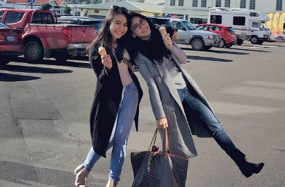 Libur di New Zealand, Ayu Ting Ting Ejek Adik Sendiri 'Badut Penyuka Es Krim'