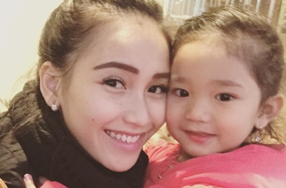 Ayu Ting Ting Kepergok 'Paksa' Putrinya Lakukan Ini, Netter Meradang
