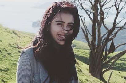 Usai Mangap, Pose Tidur Menggoda Ayu Ting Ting Ini Dinilai 'Nakal' dan Mesum