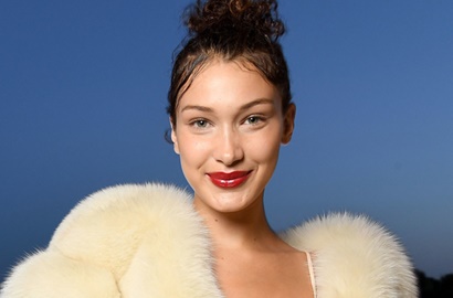 Kenakan Baju Nerawang dan Terbuka, Bella Hadid Tak Malu Umbar Payudara di Fashion Show