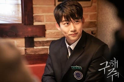 Panik dan Tegang, Seo Ye Ji Pegang Erat Lengan Taecyeon di Poster 'Save Me'