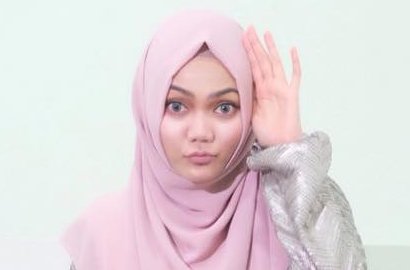 Rina Nose Diduga Bakal Nikah Usai Pamer Cincin, Tulisan Mantan Suami Malah 'Jleb'