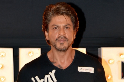 Promosikan 'Jab Harry Met Sejal', Shahrukh Khan Jungkir Balik di Bus Bak Spider-Man