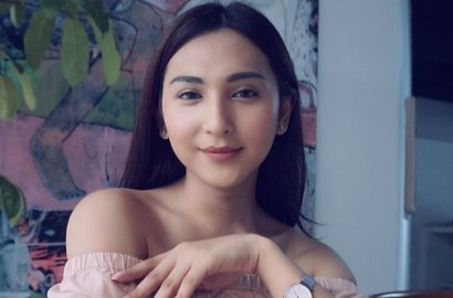 Dena Rachman Cantik Pamer Perut, Netter: Aura Laki-Lakinya Keluar