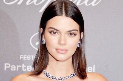 Bagian Intim Menyembul, Kendall Jenner Peluk Erat Pria Misterius di Pantai