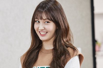 Sapa Fans Pakai Seragam Sekolah, Rok Pendek Jeon Somi Jadi Sorotan