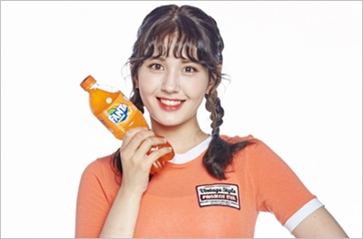 Seksi Umbar Perut-Paha, Somi Ngedance Ceria di Iklan Minuman