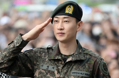 Resmi Keluar Wamil, Eunhyuk Disambut Leeteuk Cs Dan Fans