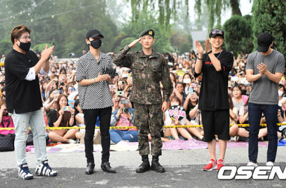 Disambut Ratusan Fans dan Leeteuk Cs, Eunhyuk Ngaku Gugup di Depan Kamera