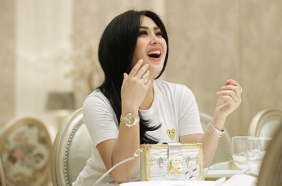 Pakai Baju Serba Hitam di Pantai, Syahrini Ditertawakan Netizen