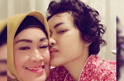 Rayakan Ultah ke-37 Mendiang Julia Perez, Tangis Ibunda Pecah di Makam Sang Putri
