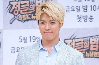 Muncul Perdana Usai Konfirmasi Pacari Uee, Kangnam Umbar Senyum di Bandara