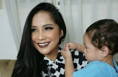 Dibully Soal Pamer Bra, Nagita Cantik Pakai Celemek Atau Kimono?