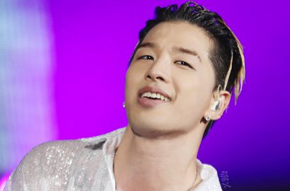 Tampil Serba Hitam, Taeyang Pamer Brewok di Bandara Menuju Jepang