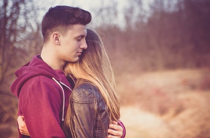 Ada yang Pasrah Hingga Romantis, 8 Cara Pelukan Ini Gambarkan Hubungan Kamu