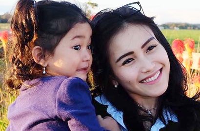 Tak Kalah dari Dian Sastro, Ayu Ting Ting Dipuji Ikut Antar Bilqis Sekolah