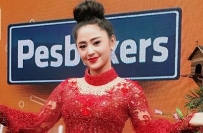 Pose di Atas Ranjang, Warna Kulit Wajah dan Paha Dewi Persik Jadi Sorotan